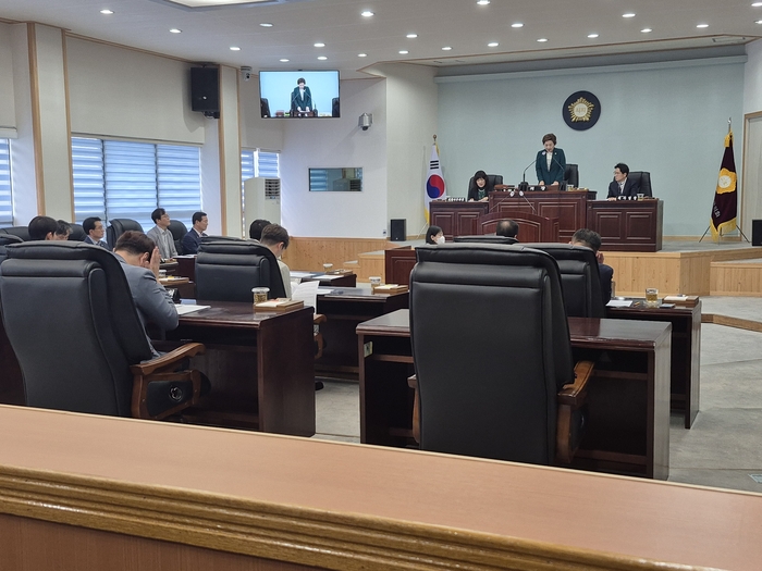 16일 오전 10시 대구 남구 남구의회 본회의장에서 본회의가 진행되고 있다.
이날 회의에서 음주운전 방조 등 혐의로 입건된 정재목 부의장에 대한 징계동의안이 상정·처리됐다. 조윤화 기자
