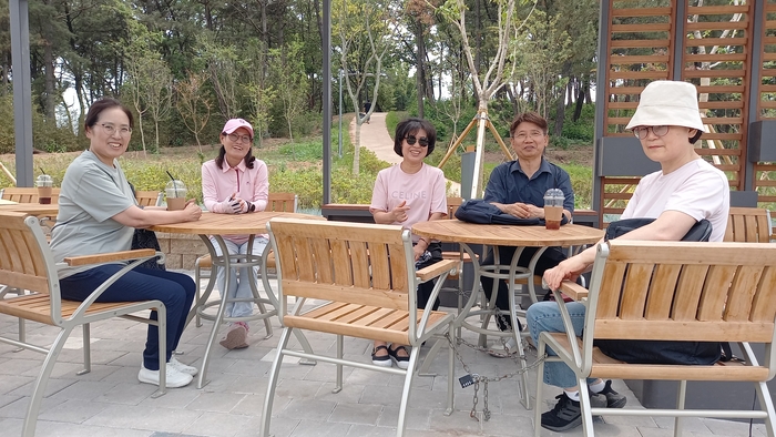 대구 북구 읍내동 구수산공원 쉼터에서 북구문화관광해설사들이 담소를 나누고 있다. 왼쪽 둘째가 북구문화관광해설사회 신은희 회장.
