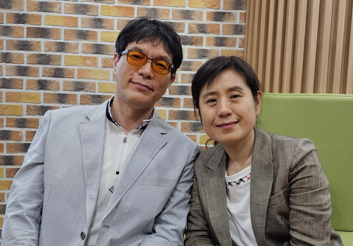 시 낭송가로 활동하는 김병철씨와 부인 김지선씨.