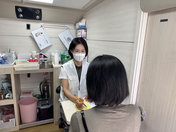 의료봉사에 참여한 강형옥 대구시의사회 기획이사(산부인과 전문의)가 외국인 근로자를 진료하고 있다.<대구시의사회 제공>