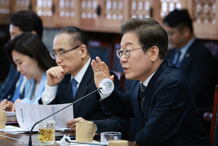 이재명 대통령이 지난 13일 자신의 대표 정책인 '기본소득' 제도를 시범 운영 중인 경기 연천군청을 방문, 현황 점검을 하며 발언하고 있다. 연합뉴스