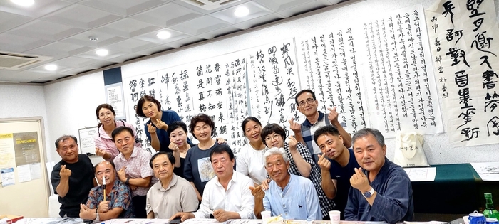 경북도 서예대전에서 전원 입상한 한국서예협회 성주지부 회원들이 기념촬영을 하고 있다. <한국서예협회 성주지부 제공>