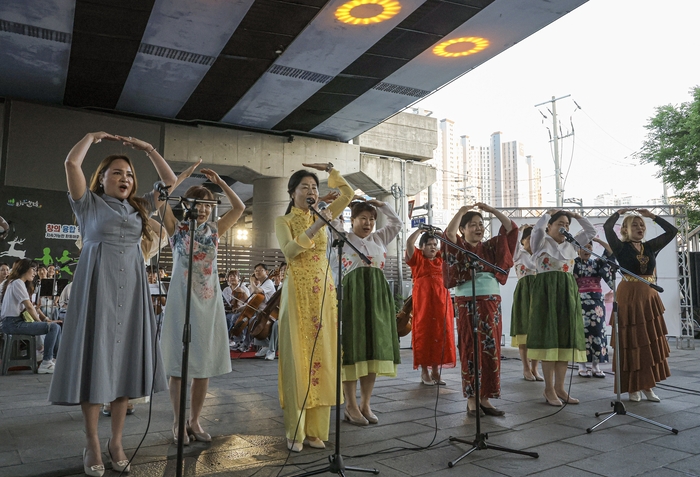 지난 14일 포항 철길숲에서 필리핀, 베트남 등 지역 결혼이민여성들로 구성된 다소리세오녀 합창단이 공연을 하고 있다.<포스코 제공>