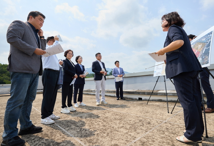 17일 대구시 신청사 건립 예정지인 달서구 두류동 옛 두류정수장 부지를 찾은 대구시의회 기획행정위원들이 추진 현황을 점검했다. 대구시의회 제공