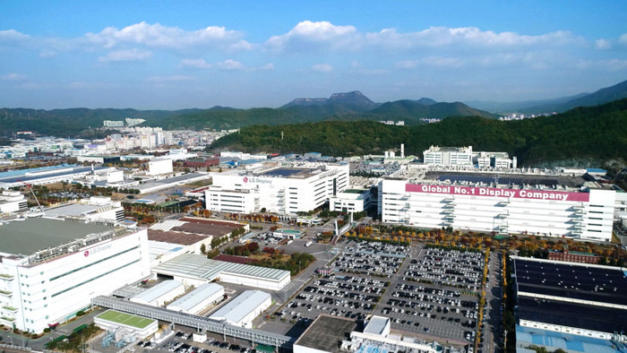 지난해부터 희망퇴직을 받는 등 생산규모를 축소하고 있는 LG디스플레이 구미사업장 전경. <영남일보 DB>