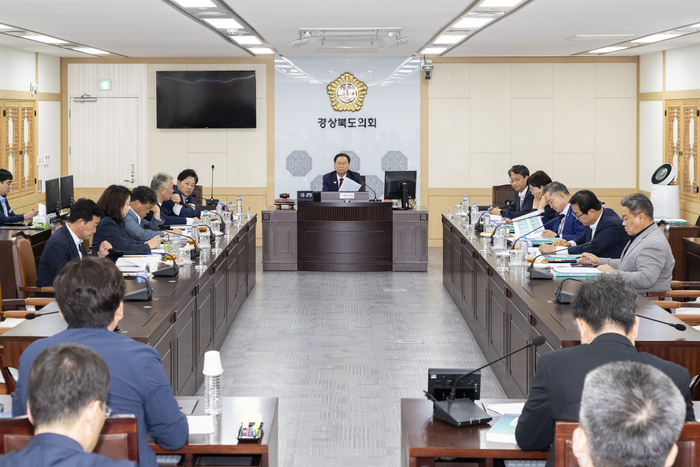 지난 11일 경북도의회에서 의장단·상임위원장·예산결산특별위원장이 참석한 가운데 연석회의가 열리고 있다.<경북도의회 제공>