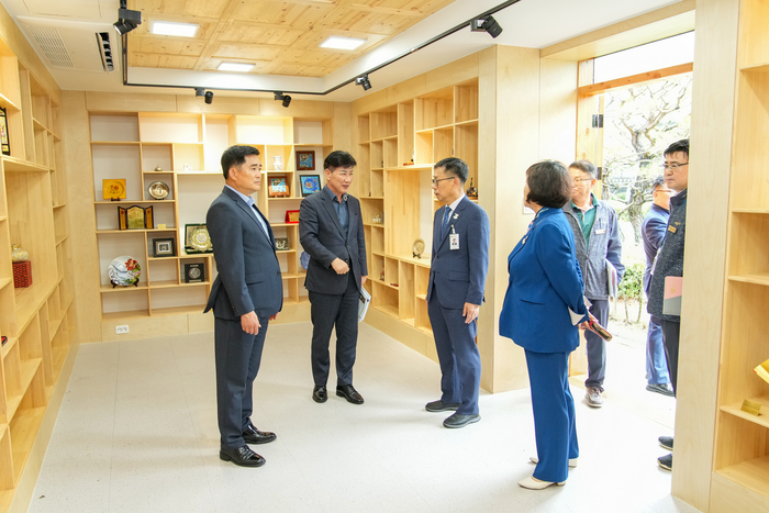 경주시의회 행정복지위원회 위원들이 지난 16일 경주시 국제문화교류관을 방문해 운영 실태를 점검하고 있다. 경주시의회 제공