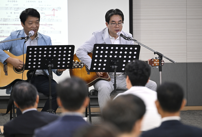 이덕영 리암요양병원장이 17일 오후 대구 동구 영남일보 대강당에서 열린 영남일보 CEO아카데미에서 '나의 열정, 나의 도전, 나의 삶 그리고 우리의 삶'을 주제로 강연 중 연주를 선보이고 있다.
이윤호기자 yoonhohi@yeongnam.com
