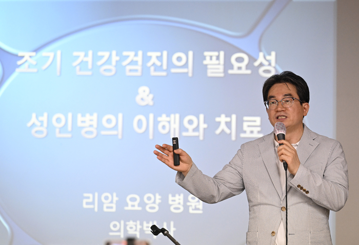이덕영 리암요양병원장이 17일 오후 대구 동구 영남일보 대강당에서 열린 영남일보 CEO아카데미에서 '나의 열정, 나의 도전, 나의 삶 그리고 우리의 삶'을 주제로 강연하고 있다.
이윤호기자 yoonhohi@yeongnam.com
