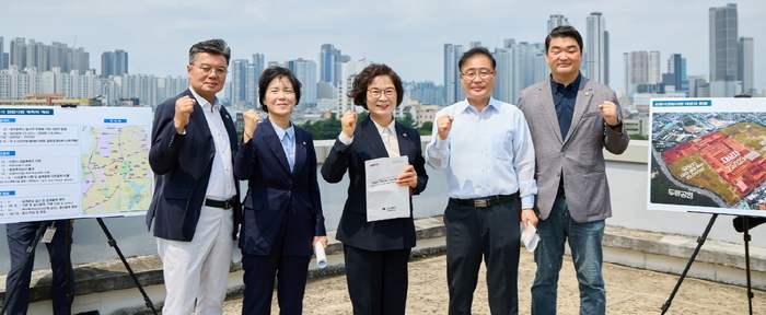 17일 대구시 신청사 건립 예정지인 달서구 두류동 옛 두류정수장 부지를 찾은 대구시의회 기획행정위원들이 추진 현황을 점검했다. 대구시의회 제공
