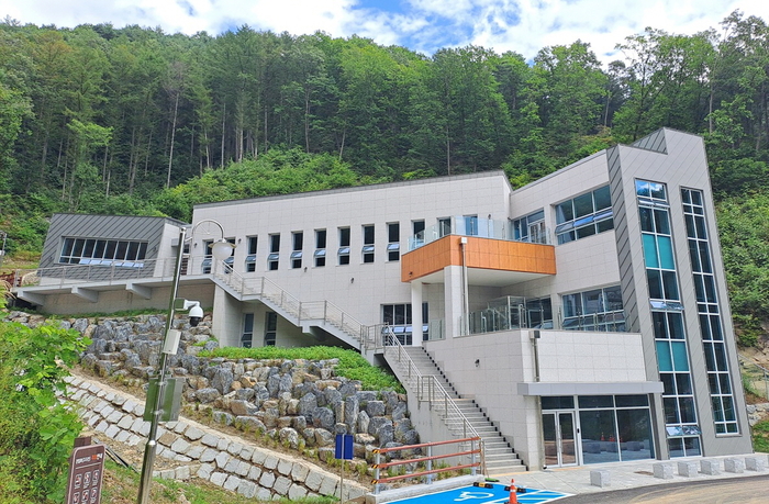 경북 봉화군 문수산 자락에 새롭게 조성된 문수산산림복지단지의 산림치유센터 전경. <봉화군 제공>