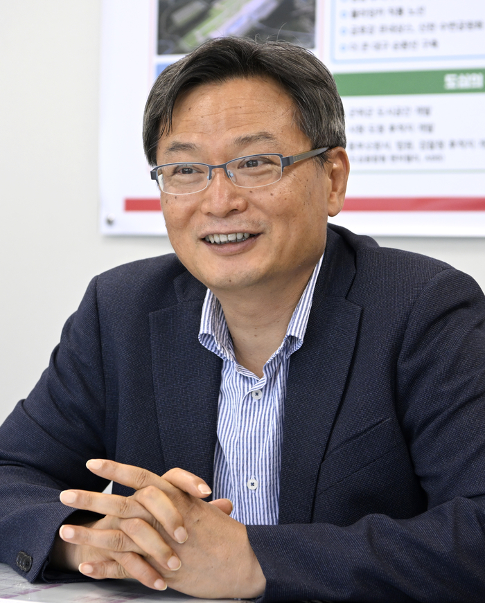 최운백 대구시 미래혁신실장이 영남일보와 인터뷰에서 대구 5대 신산업에 대해 강조하고 있다. 이윤호기자