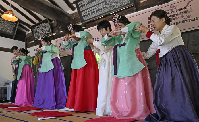 경북 경산시 영남대학교 민속촌 구계서원에서 외국인 유학생들이 계례를 하고 있다. 영남일보 DB