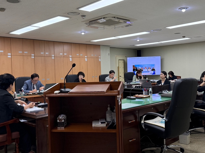 대구 달서구의회 기획재경위원회가 16일 달서구청 청렴감사실에 대한 행정사무감사를 실시하고 있다. 구경모기자