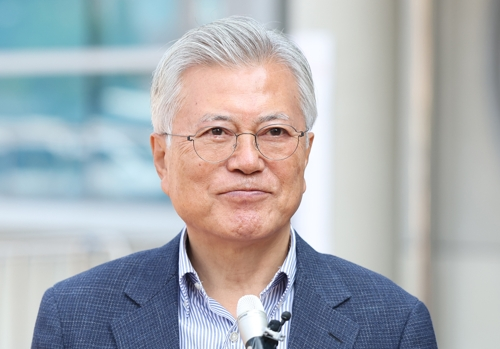 문재인 전 대통령이 21대 대선 사전투표 첫날인 29일 오전 경남 양산시 하북면 주민자치센터에 마련된 사전투표소에서 투표 후 취재진 질문을 경청하고 있다.연합뉴스