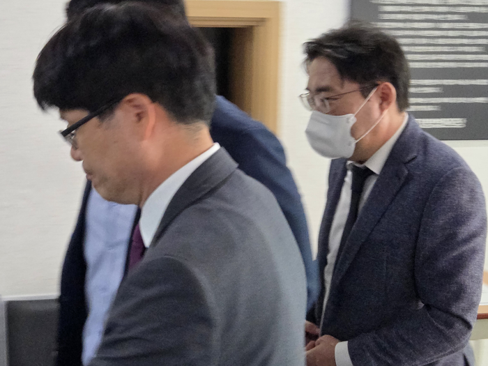 17일 오후 대구지법 형사5단독 심리로 열린 결심공판에 출석한 윤석준 대구 동구청장이 최후변론을 마치고 법정을 빠져나가고 있다. 최시웅기자