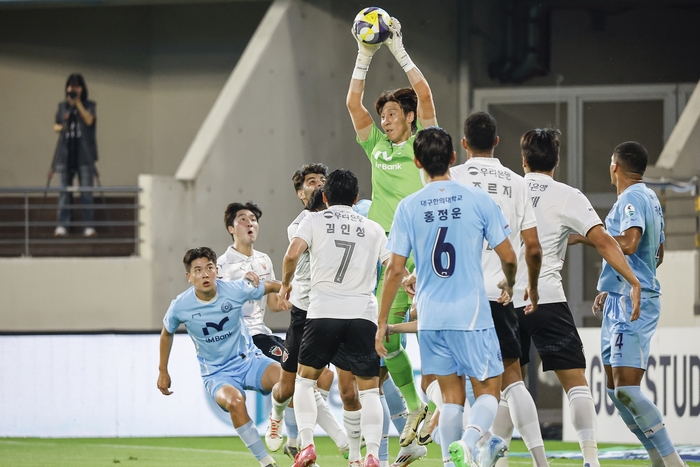 대구FC의 골키퍼 오승훈이 17일 펼쳐진 K리그1 포항전에서 골망을 사수하고 있다.<대구FC 제공>