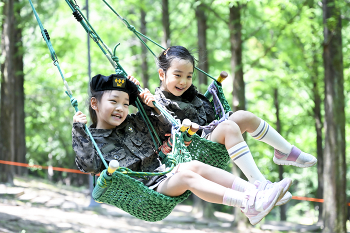 6·25전쟁 75주년을 맞아 18일 오전 대구 북구 옻골공원에서 열린 병영숲체험 행사에 참여한 유치원생들이 병영훈련 형식을 응용한 체험형 놀이기구를 이용하고 있다. 한국자유총연맹 대구북구지회는 군대식 기본훈련을 어린이 눈높이에 맞춰 구성해 자유와 평화의 가치를 전달하고자 이번 행사를 마련했다.