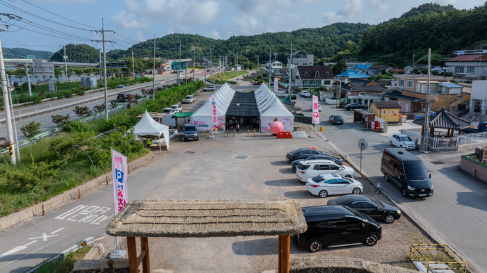 영덕군은 지역 특산물인 복숭아의 우수성을 알리고 산불 피해로 어려움을 겪는 농가를 돕기 위해 '복숭아 장터'를 영덕읍 남산1리 마을회관 앞과 영해면 영해휴게소 야외 판매장 등 2곳에서 7월 25일부터 8월 17일까지 개최한다.(영덕군 제공)