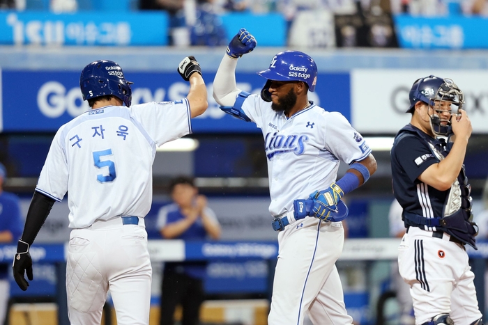 18일 오후 6시30분 대구 삼성라이온즈파크에서 열린 '2025 신한 SOL 뱅크 KBO리그' 삼성 라이온즈와 두산 베어스 경기에서 디아즈가 홈런을 친 후 구자욱과 세레머니를 하고 있다. <삼성 라이온즈 제공>