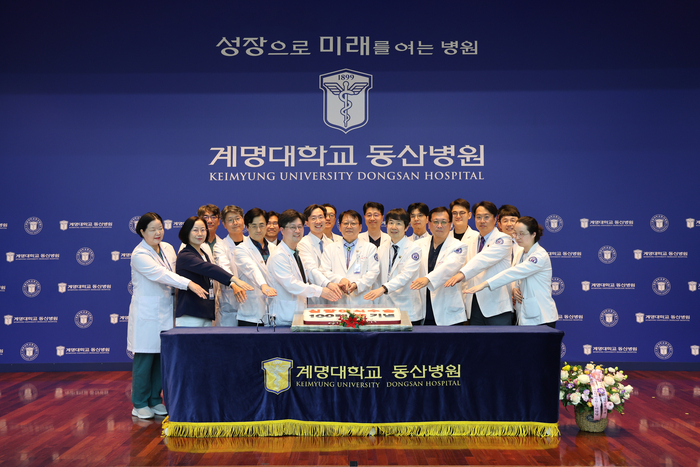 계명대 동산병원 의료진이 심장이식 100례 달성을 기념해 케이크 커팅식을 진행하고 있다. 2017년 대구·경북 최초 심장이식 수술 이후 8년 만의 성과로, 지역 중증 심부전 환자들에게 새로운 희망을 전하고 있다.<계명대 동산의료원 제공>