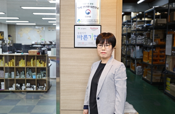 이삼미 ㈜화봉전기 대표가 '씀씀이가 바른 기업(사업장)' 명패를 배경으로 기념촬영을 하고 있다. 대한적십자사 대구지사 제공