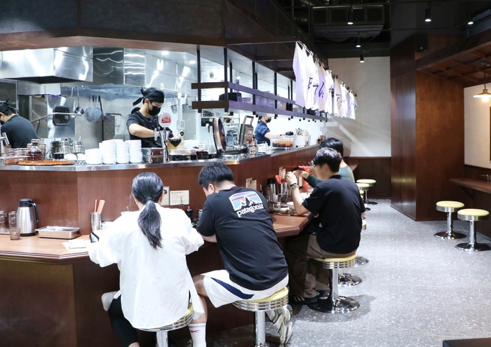 대구 신세계백화점 9층 식당가에 일본식 마제소바로 유명한 '칸다소바'가 문을 열었다. 도쿄 라멘대회에서 우승한 칸다 와이즈라멘의 이에케라멘 장인 '와타나베'에게 직접 전수받아 운영하는 칸다소바는 각각의 재료들이 어우러져 묵직하고 풍부한 맛을 느낄 수 있는 소바 브랜드다. <대구 신세계백화점 제공>