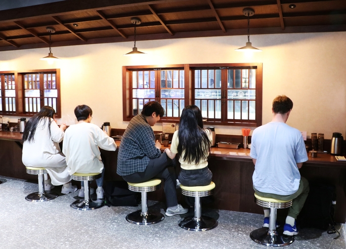 대구 신세계백화점 9층 식당가에 일본식 마제소바로 유명한 '칸다소바'가 문을 열었다. 도쿄 라멘대회에서 우승한 칸다 와이즈라멘의 이에케라멘 장인 '와타나베'에게 직접 전수받아 운영하는 칸다소바는 각각의 재료들이 어우러져 묵직하고 풍부한 맛을 느낄 수 있는 소바 브랜드다. <대구 신세계백화점 제공>
