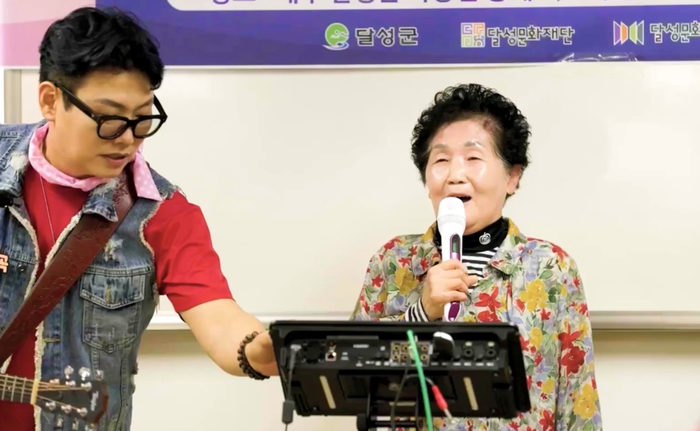 지난달 12일 대구 달성군 가창면 용계리 경로당에서 열린 '달성 청춘별곡' 공연에서 한 어르신이 무대에 올라 노래를 부르고 있다.