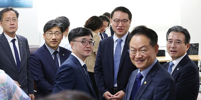 대통령실 김용범 정책실장(오른쪽)과 더불어민주당 허영 원내정책수석부대표(오른쪽 두번째) 등이 18일 서울 여의도 국회 의원회관에서 대통령실과 정부, 여당 등이 함께하는 추경안 관련 비공개 회의에 참석해 대화하고 있다. 연합뉴