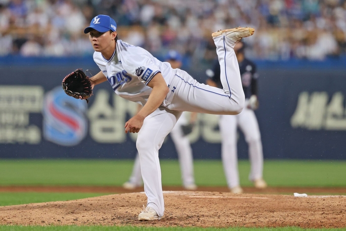 18일 오후 6시30분 대구 삼성라이온즈파크에서 열린 '2025 신한 SOL 뱅크 KBO리그' 삼성 라이온즈와 두산 베어스 경기에서 배찬승이 마운드에 올라왔다. <삼성 라이온즈 제공>