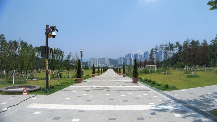 에메랄드그린이 늘어선 길 너머 멀리 은빛의 아파트단지가 반짝반짝한다. 저곳의 사람들은 다온숲 덕에, 또 한천 덕에 천생산의 신선한 바람을 창으로 들이겠지.