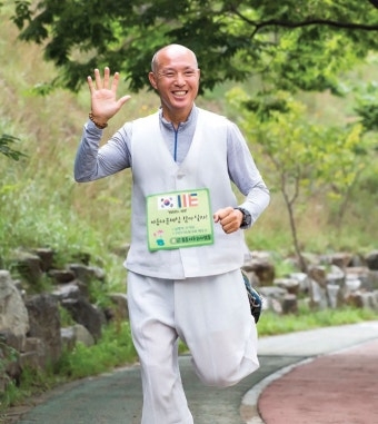 마라토너 스님으로 유명한 마하붓다사 주지 진오스님.<굼을 이루는 사람들 제공>