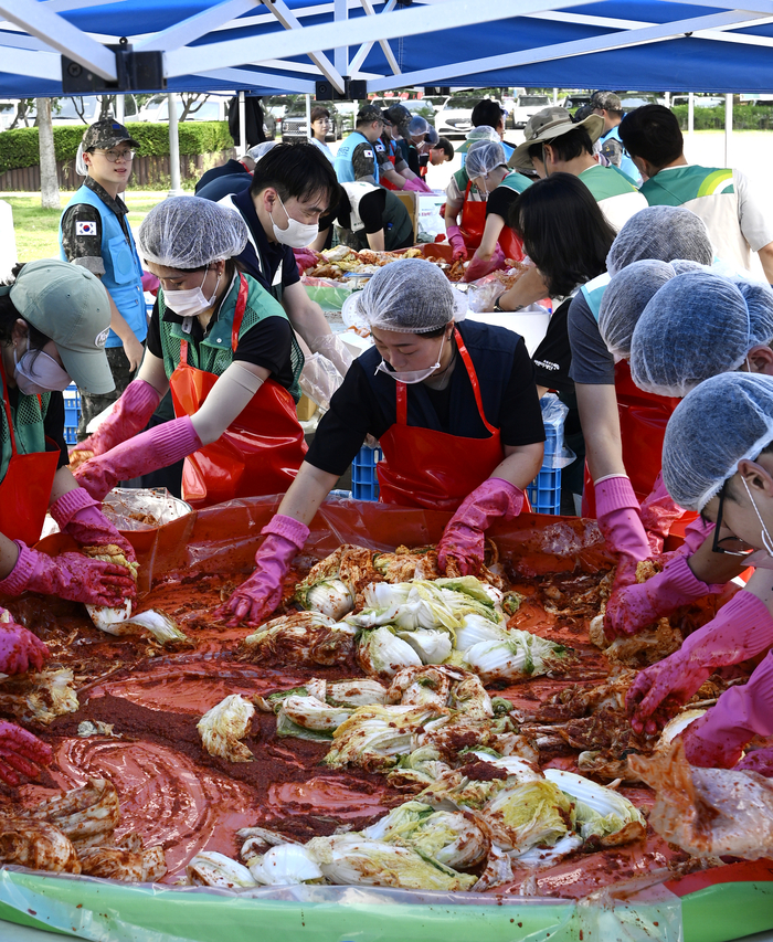 19일 오전 대구 동구 율하체육공원에서 열린 초록우산이 펼치는 2025 초능력 김치 나눔 행사에서 자원봉사자들이 김장을 하고 있다. 이날 담근 김장김치 330박스는 지역 저소득계층 아동 가정에게 전달될 예정이다.
이윤호기자 yoonhohi@yeongnam.com