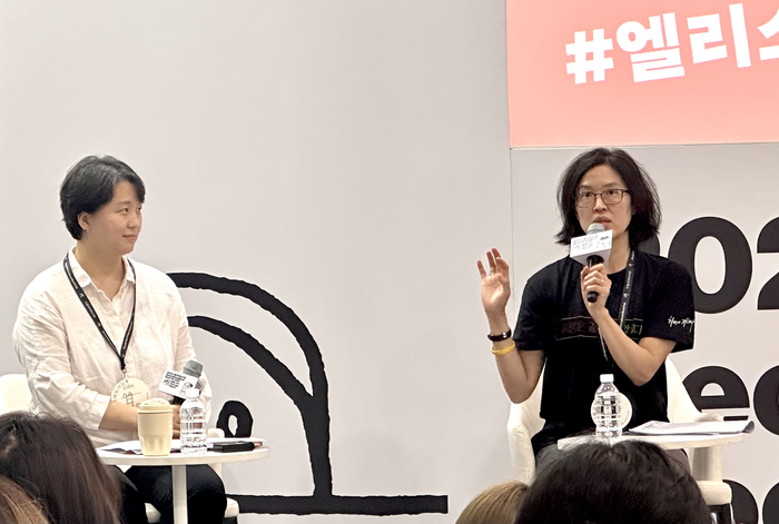 새 장편소설 '아이들의 집'을 출간한 정보라 작가(오른쪽)가 19일 서울국제도서전에서 북토크를 진행하고 있다. 조현희기자