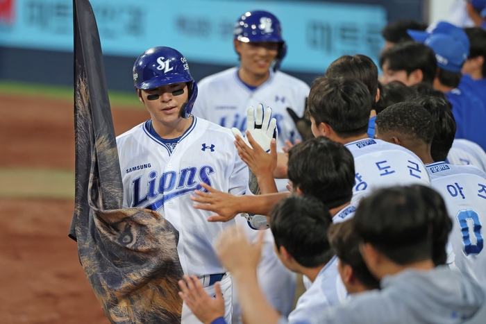 19일 오후 6시30분 대구 삼성라이온즈파크에서 열린 '2025 신한 SOL 뱅크 KBO리그' 삼성 라이온즈와 두산 베어스 경기에서 박병호가 홈런을 치고 더그아웃으로 들어오고 있다. <삼성 라이온즈 제공>