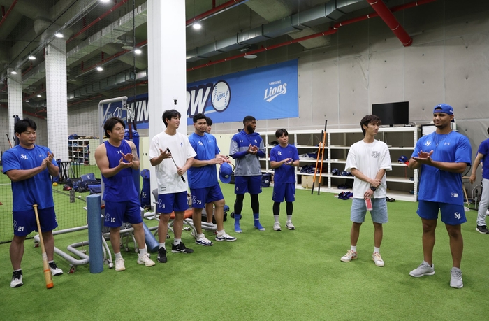 19일 대구 삼성라이온즈파크에서 새 외국인 투수 가라비토와 선수단이 인사 중이다. <삼성 라이온즈 제공>