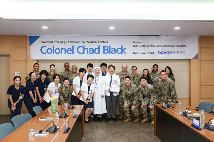 주한미군 평택 캠프험프리 병원장인 채드 블랙 대령(Colonel Chad Black)을 비롯한 미군 의료 관계자들이 18일 대구가톨릭대병원을 방문해 병원 의료진 및 국제협력팀과 함께 기념촬영을 하고 있다.<대구가톨릭대병원 제공>