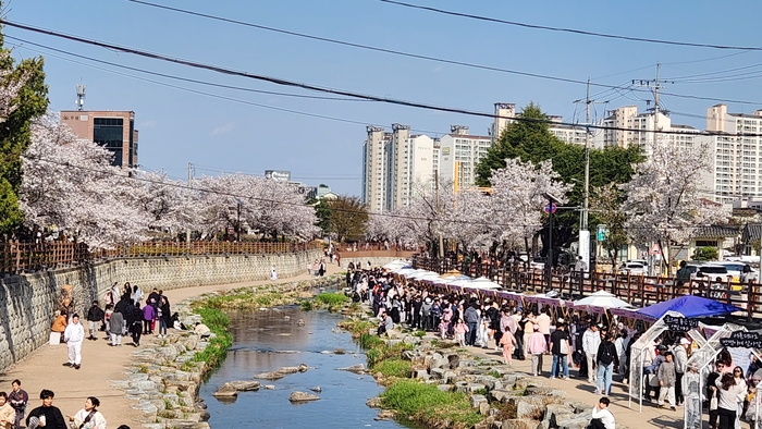 지난 4월 구미시 원평동 금오천에서 열린 소상공인 희망페스티벌 전경.<구미시 제공>