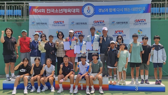 지난달 24~27일 경상남도에서 개최된 제54회 전국소년체육대회에서 금메달 2개와 동메달 1개를 획득한 군위 학생 선수들과 김두열 군위지원청 교육장, 김기선 군위중 교장, 학교 관계자들이 함께 기념사진을 촬영하고 있다. <대구시교육청 제공>