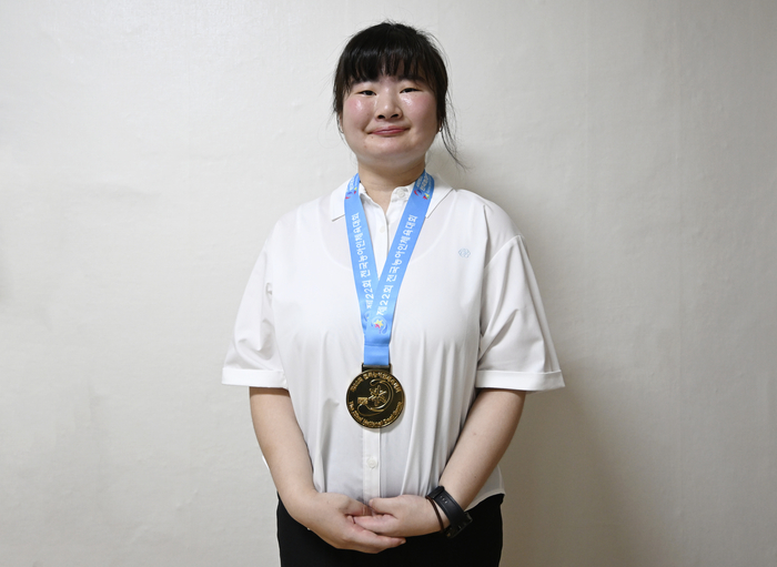 20일 오전 대구 남구의 한 빌라에서 청각장애와 언어장애를 앓는 현아(가명·18)가 제22회 전국농아인체육대회에서 딴 금메달을 메고 환하게 웃고 있다.
이윤호기자 yoonhohi@yeongnam.com
