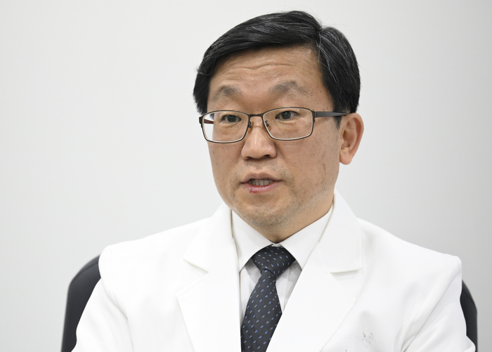 권대근 경북대치과병원장이 병원장 소감과 향후 운영 계획에 대해 설명하고 있다. 이윤호기자 yoonhohi@yeongnam.com