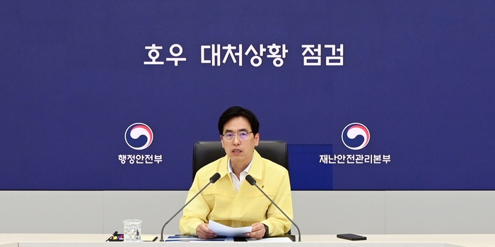 김민재 행정안전부 장관 직무대행이 21일 정부세종청사 중앙재난안전상황실을 찾아 호우 상황과 예방 및 피해 상황 대처에 대한 점검을 하고 있다.  <행정안전부 제공·연합뉴스>