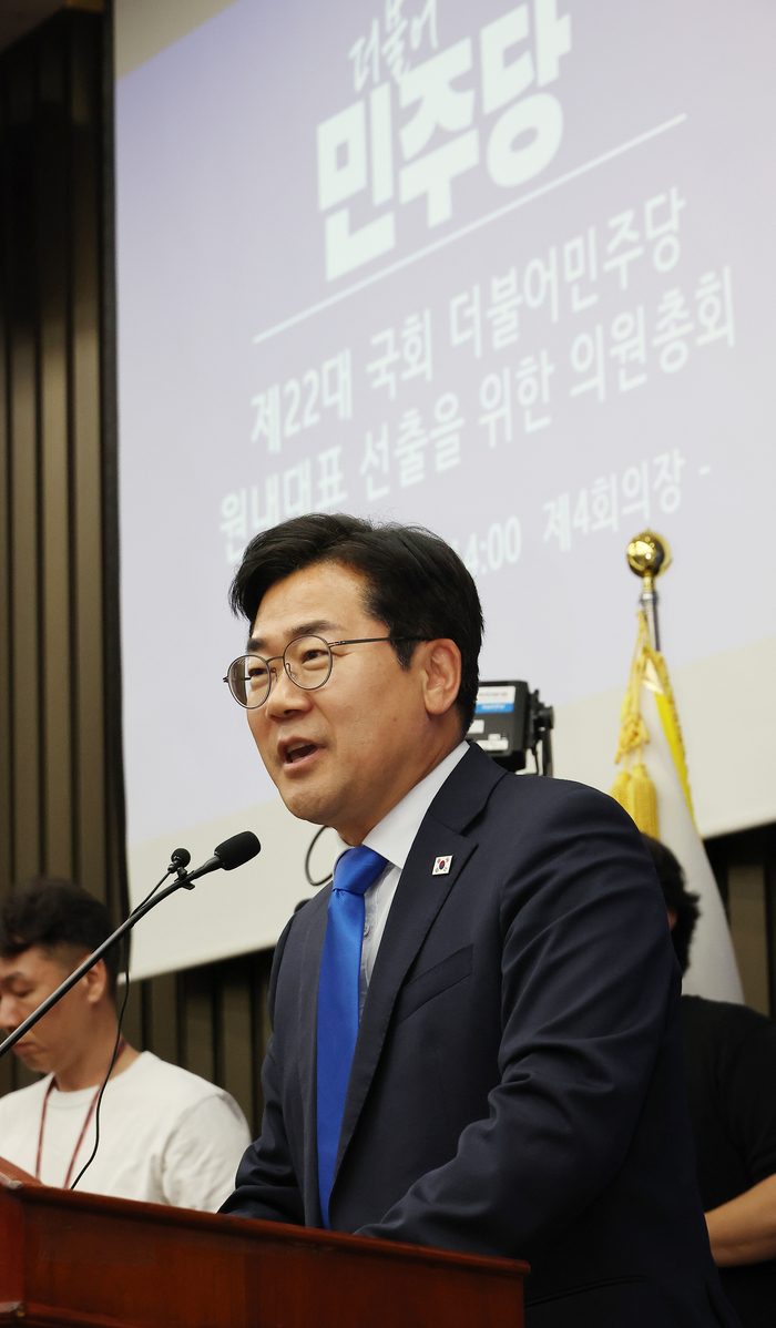 더불어민주당 박찬대 당 대표 직무대행 겸 원내대표가 13일 국회에서 열린 원내대표 선출 의원총회에서 인사말을 하고 있다. 연합뉴스