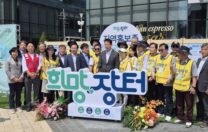 6월17일영화배우협회 봉사단 회원들이 오세훈 서울시장과 기념사진을 촬영하고 있다. <한국영화배우협회 제공>