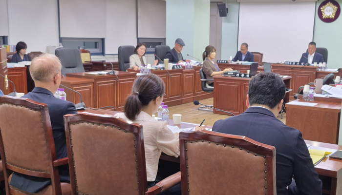 대구 중구의회 행정사무감사특별위원회가 20일 중구청 도심재생문화재단에 대한 행정사무감사를 실시하고 있다. 조윤화 기자
