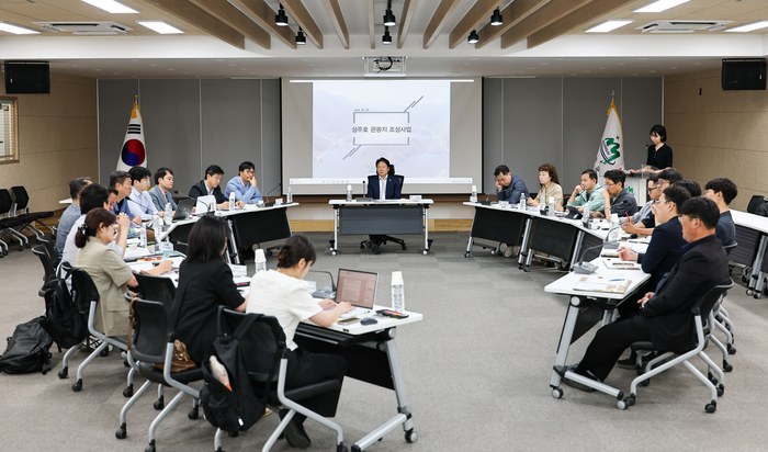 지난 19일 성주군청에서 한국관광공사와 한국관광개발연구원, 분야별 민간 전무가 등이 참여한 가운데 2025 지역관광개발 투자유치 컨설팅 자문회의가 열리고 있다. <성주군 제공>