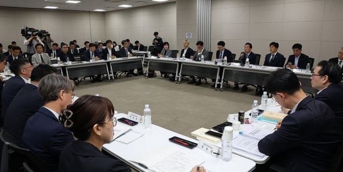 이한주 위원장을 비롯한 국정기획위원회 경제1분과 위원들이 지난 18일 정부세종컨벤션센터에서 기획재정부 업무보고를 받고 있다. 연합뉴스.