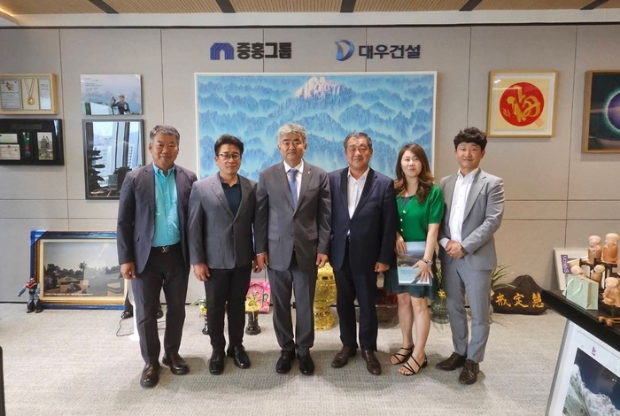 경북도의회 이형식(오른쪽 세번째) 의원과 예천군 호명읍 경북도청신도시 주민 대표 등이 지난 13일 대우건설 본사를 방문해 정원주(네번째) 대우건설 회장과 기념촬영을 하고 있다. 이날 면담에서 대우건설은 공동주택 공급 계획의 전면 재검토에 나서기로 했다. <독자 제공>