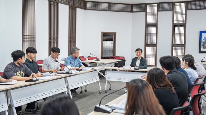 김일곤 경북문화관광공사 경영개발본부장이 APEC 연계사업 중간점검회의를 주재하고 있다. 경북문화관광공사 제공